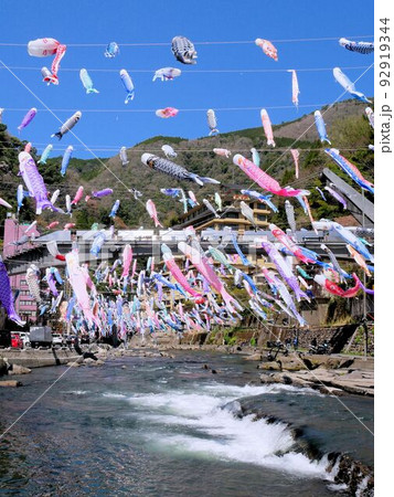 杖立川と青空に泳ぐ鯉のぼり (熊本県小国町杖立温泉) 杖立川と青空に泳ぐ鯉のぼり (熊本県小国町杖立温泉) 92919344