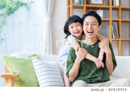 仲良しの父親と子供 仲良しの父親と子供 92919454