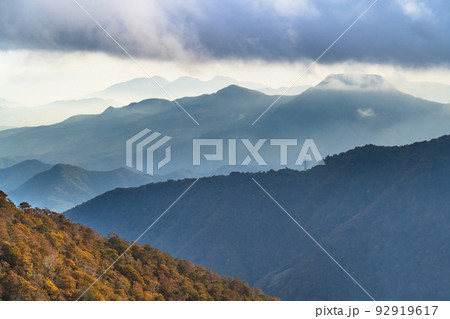 秋の谷川岳 吾妻耶山、大峰山などの眺望【群馬県・利根郡・みなかみ町】 秋の谷川岳 吾妻耶山、大峰山などの眺望【群馬県・利根郡・みなかみ町】 92919617