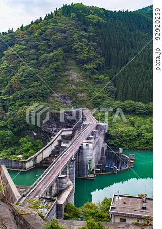 宮崎県/ 新緑とエメラルドグリーンが美しい「日南ダム」（九州地方では非常に珍しい洪水吐を持つダム） 92920259
