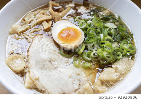 茹で玉子が入った美味しい尾道ラーメン 92920806