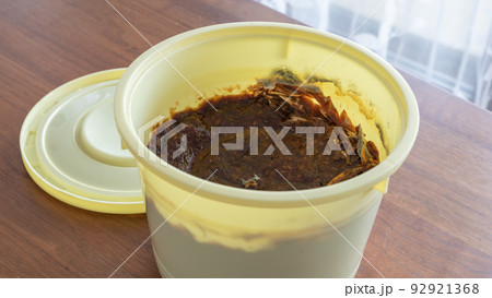 自家製味噌の天地返し前のカビ（全体） 92921368