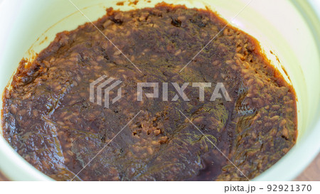 自家製味噌の天地返し前のカビ取り後（アップ） 92921370