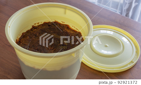 自家製味噌の天地返し前のカビ取り後（全体） 92921372