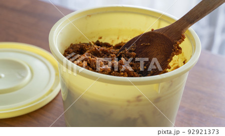 自家製味噌の天地返し中（中） 92921373