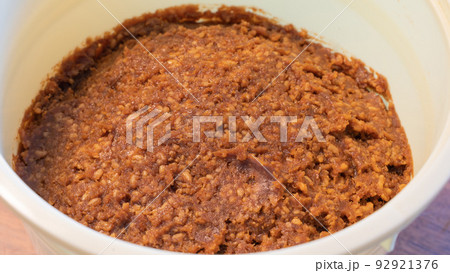 自家製味噌の天地返し後（アップ） 92921376