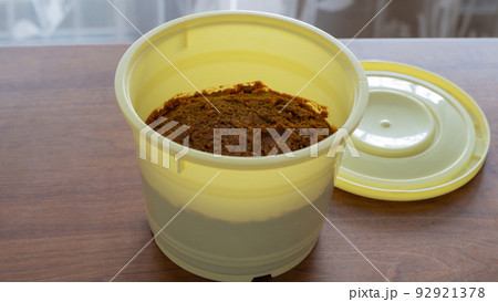 自家製味噌の天地返し後（全体） 92921378