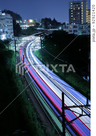 東急田園都市線の光の軌跡とブルーアワーの夜景 東急田園都市線の光の軌跡とブルーアワーの夜景 92921420