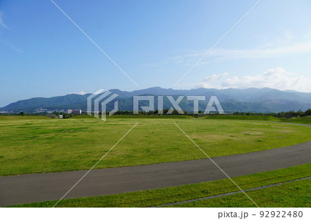 山口緑地、中央ローン付近から見る手稲山 92922480
