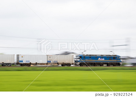 【東海道本線】田園地帯を駆ける貨物列車 92922524