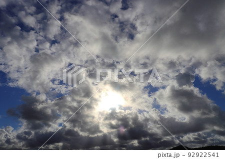 夏の空 太陽光 雲の多い空 夏の空 太陽光 雲の多い空 92922541