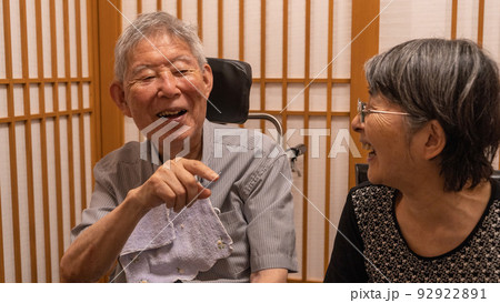 和食屋で外食する高齢者夫婦 笑顔で話す夫婦 92922891