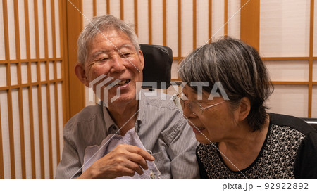 和食屋で外食する高齢者夫婦 聞き返す妻 和食屋で外食する高齢者夫婦 聞き返す妻 92922892