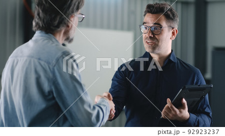 Manager with tablet working in car service 92923237