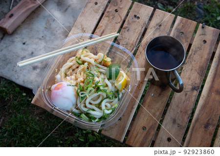 キャンプで食べるコンビニのうどん キャンプで食べるコンビニのうどん 92923860