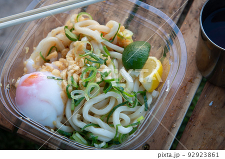 キャンプで食べるコンビニのうどん キャンプで食べるコンビニのうどん 92923861