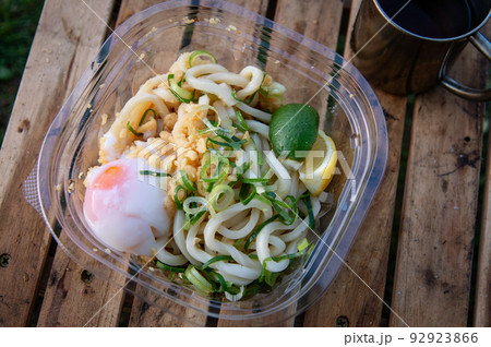 キャンプで食べるコンビニのうどん 92923866