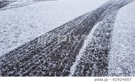積雪に轍 92924007
