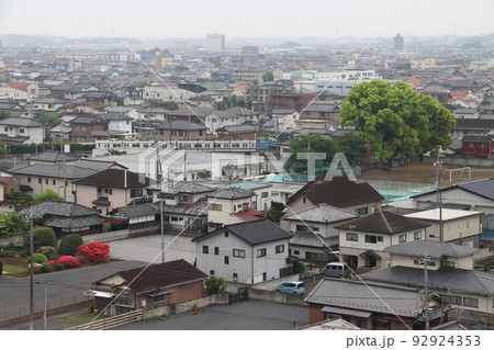 佐野市街を行く東武佐野線8000系(館林⇔葛生) 佐野市街を行く東武佐野線8000系(館林⇔葛生) 92924353