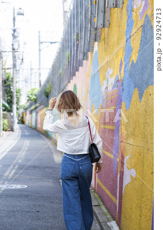 散歩する女性 散歩する女性 92924713