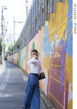 散歩する女性 92924716