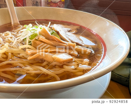 湯気と香りが立ち上る熱々のラーメン 湯気と香りが立ち上る熱々のラーメン 92924858