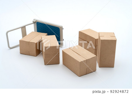 崩れた荷物　台車に載せられたダンボール 92924872