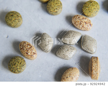 バラバラに散りばめたサプリメント 92924942