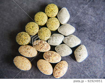 3種類のオーガニックサプリメント 92924951