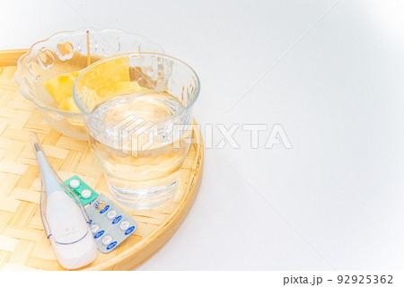 風邪を引いた時に子供が用意してくれたリンゴ 風邪を引いた時に子供が用意してくれたリンゴ 92925362
