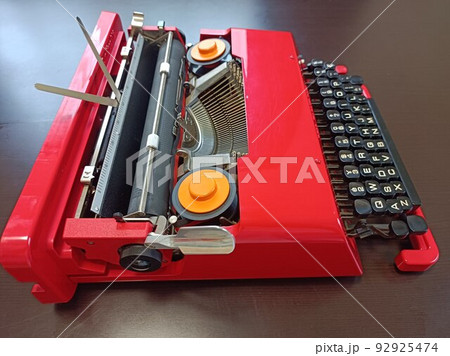 紅いタイプライター 92925474