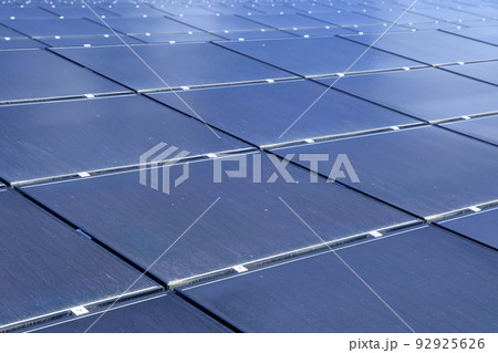 太陽光発電パネルのアップ 92925626