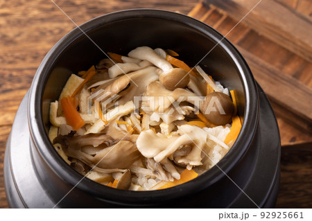 きのこの炊き込みご飯　(舞茸・しめじ) 92925661