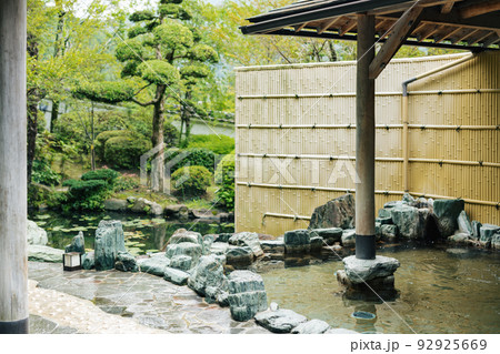 温泉旅館の露天風呂 92925669