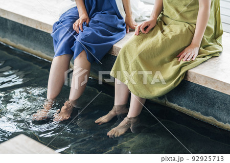 足湯に浸かる女性 92925713