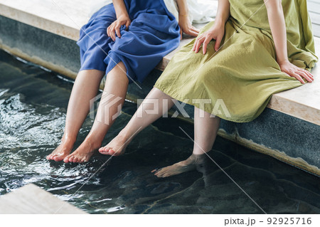 足湯に浸かる女性 92925716