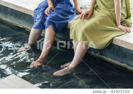 足湯に浸かる女性 92925720