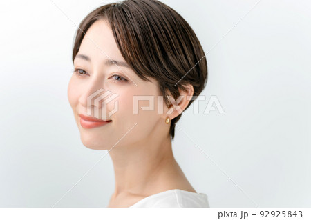スキンケア　女性　白バック 92925843