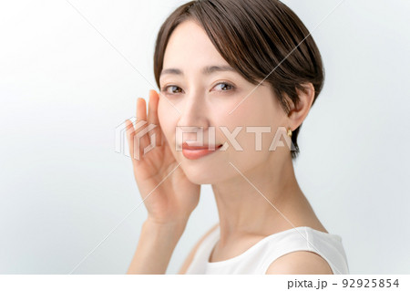 スキンケア　女性　白バック 92925854