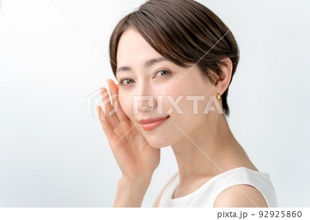 スキンケア　女性　白バック 92925860