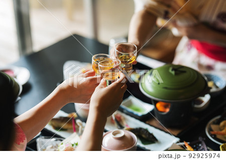 旅館で乾杯する女性 旅館で乾杯する女性 92925974
