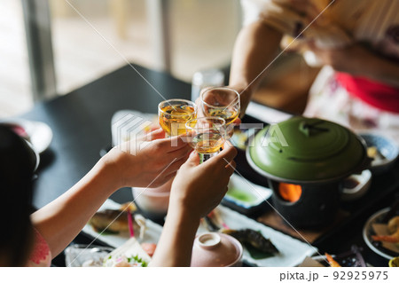 旅館で乾杯する女性 旅館で乾杯する女性 92925975