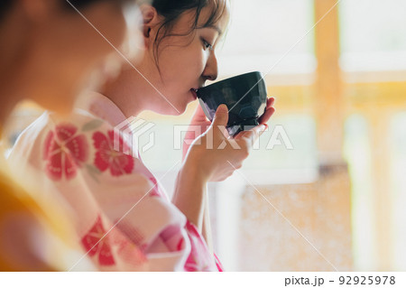 旅行先の部屋でご飯を食べる浴衣姿の女性 92925978