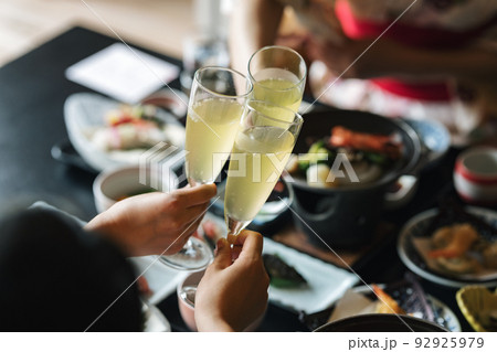旅館で乾杯する女性 92925979