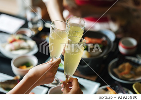 旅館で乾杯する女性 92925980