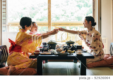 旅館で乾杯する女性 92926064