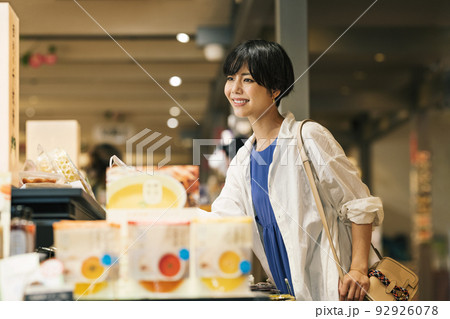 旅先でお土産を買う女性 92926078