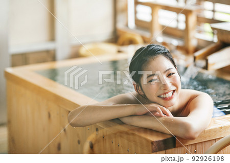 檜風呂に入る女性 92926198