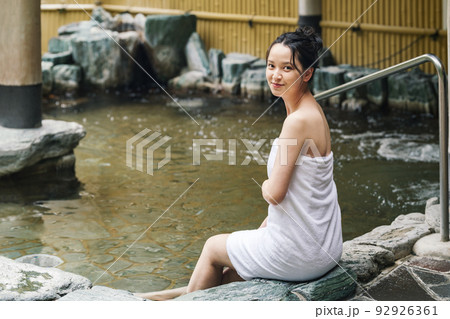温泉に入る若い女性のポートレート 温泉に入る若い女性のポートレート 92926361