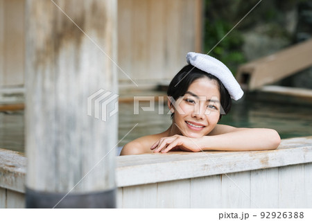 温泉に入る女性のポートレート 温泉に入る女性のポートレート 92926388